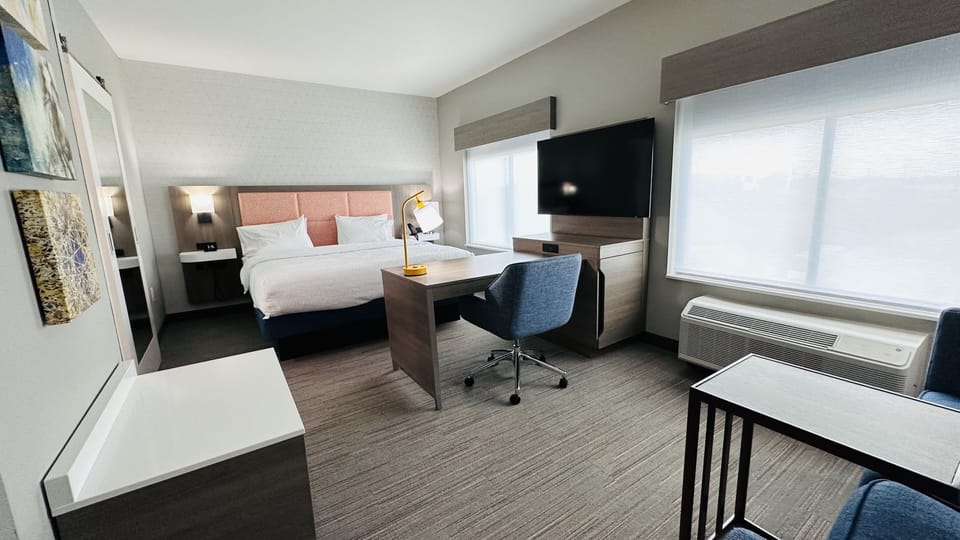 Studio, 1 King Bed, Refrigerator & Microwave (Wet bar) | Egyptian cotton sheets, premium bedding, pillowtop beds, in-room safe