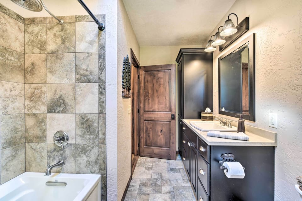 En-Suite Bathroom | Complimentary Toiletries