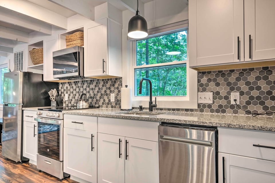 Full Kitchen | Dishwasher | Electric Stove | Fridge | Microwave