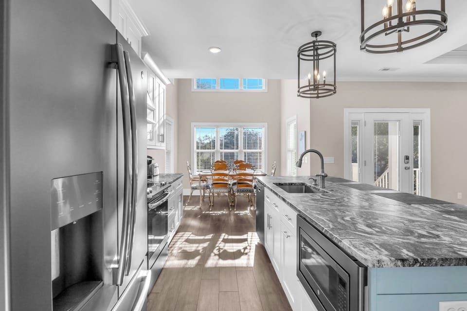 Kitchen / Dining Area