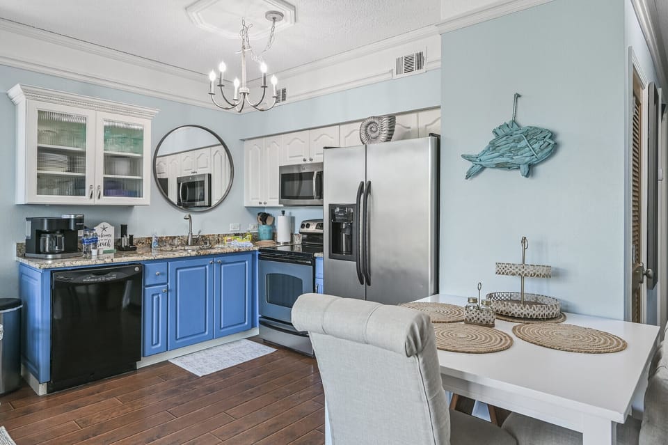  Kitchen with a Keurig Duo, Wine accessory set, Ninja blender Juicer & much more
