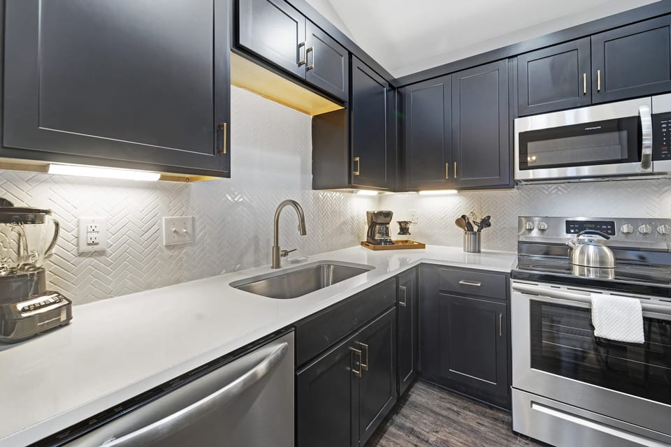 Full-size fridge, microwave, oven, stovetop
