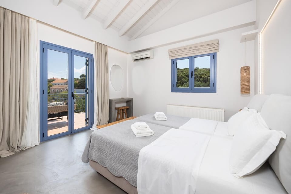 Twin bedroom with A/C