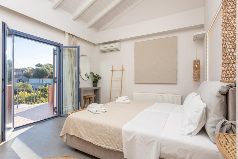 Twin bedroom with A/C and balcony with sea views