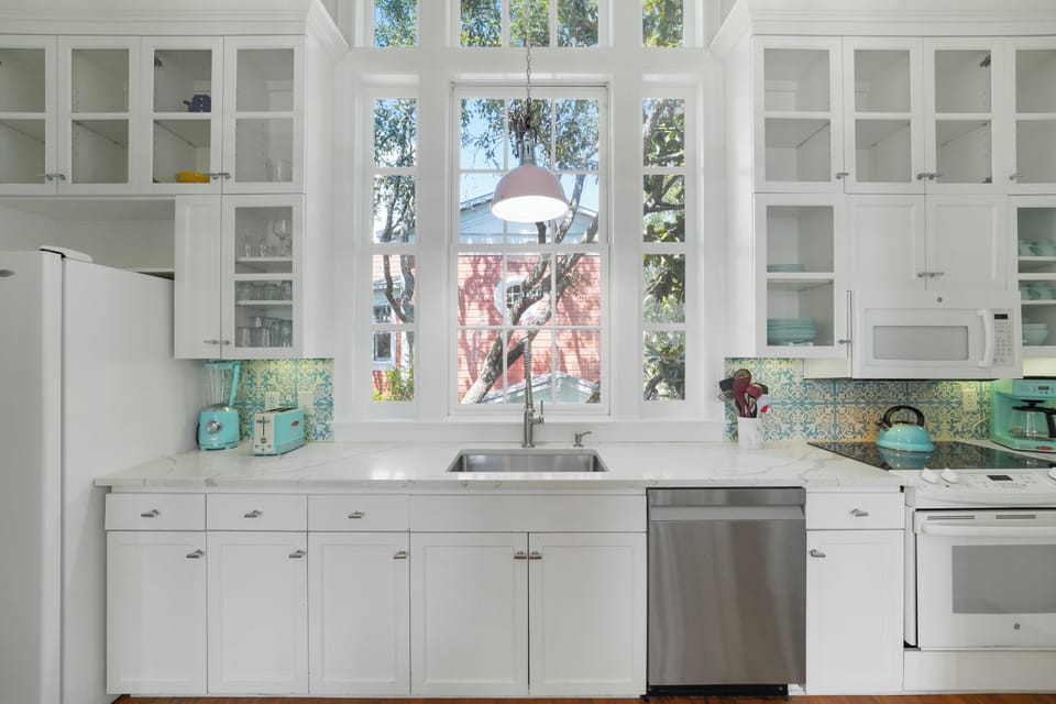 RENOVATED KITCHEN W/QUARTZ COUNTERS & BUILT IN CABINETS