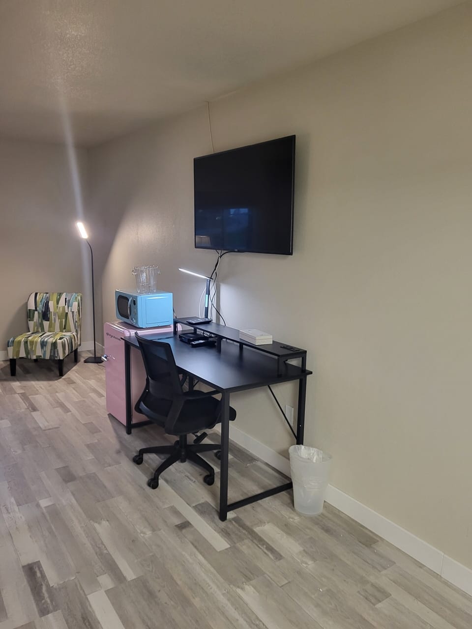 Single Room | Living area | Smart TV