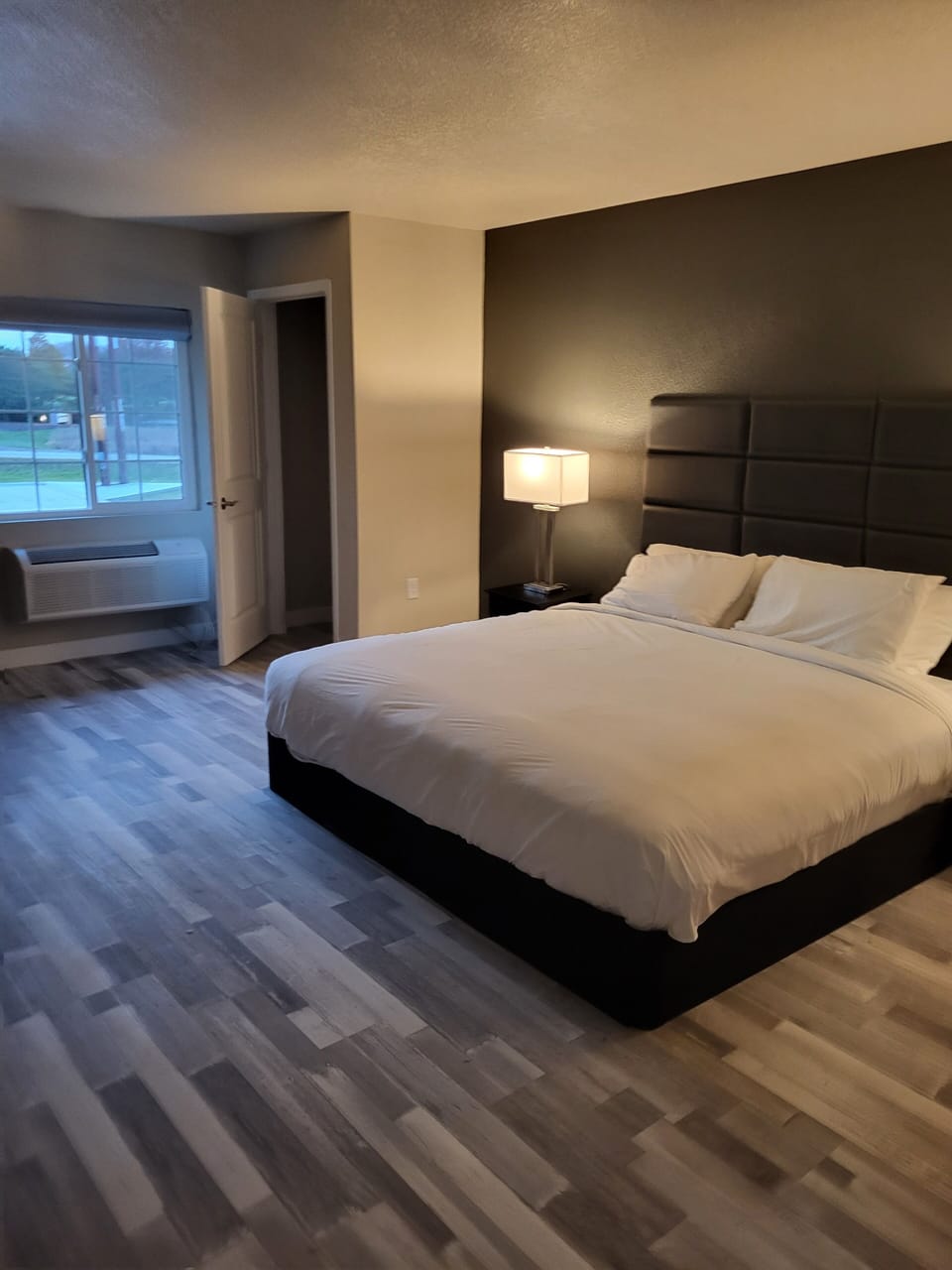 Studio Suite | Desk, iron/ironing board, WiFi (free), bed sheets