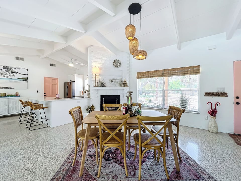 Dining area for 6  with additionl seating Counter and Breakfast table