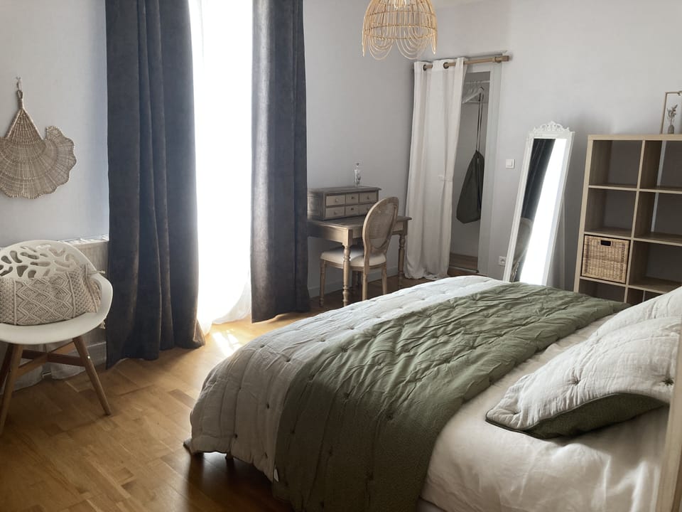 Room | Blackout drapes, soundproofing, free WiFi, bed sheets