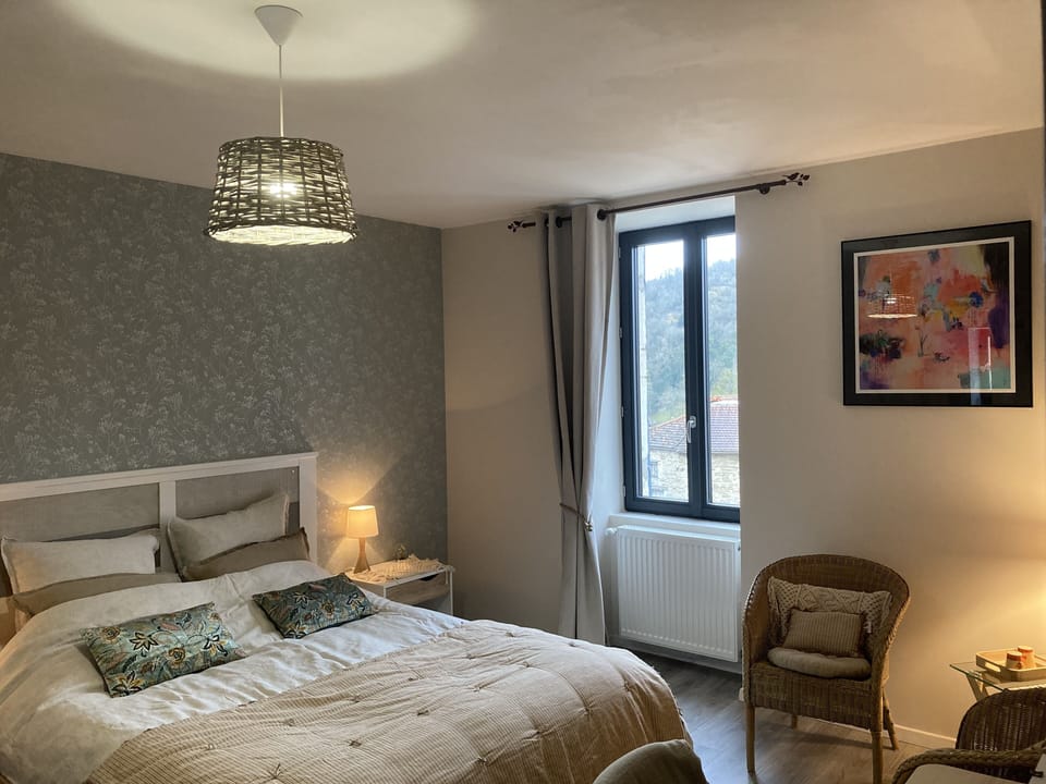 Room | Blackout drapes, soundproofing, free WiFi, bed sheets