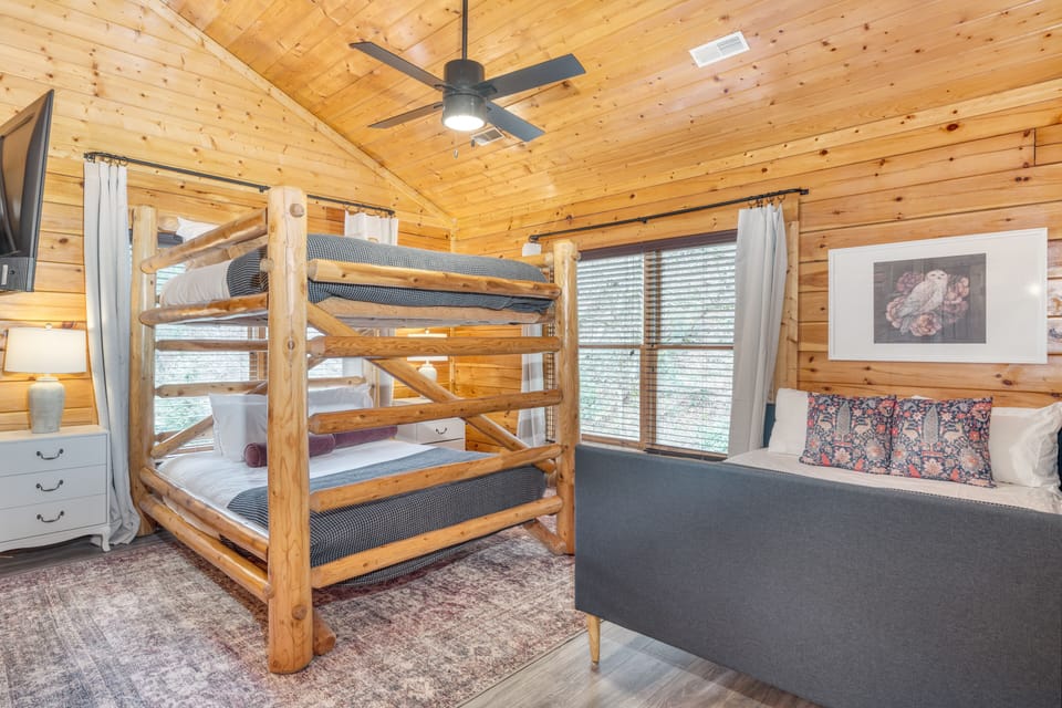 Bedroom 7 features a queen-size bunk bed, a queen bed, and an ensuite bathroom.