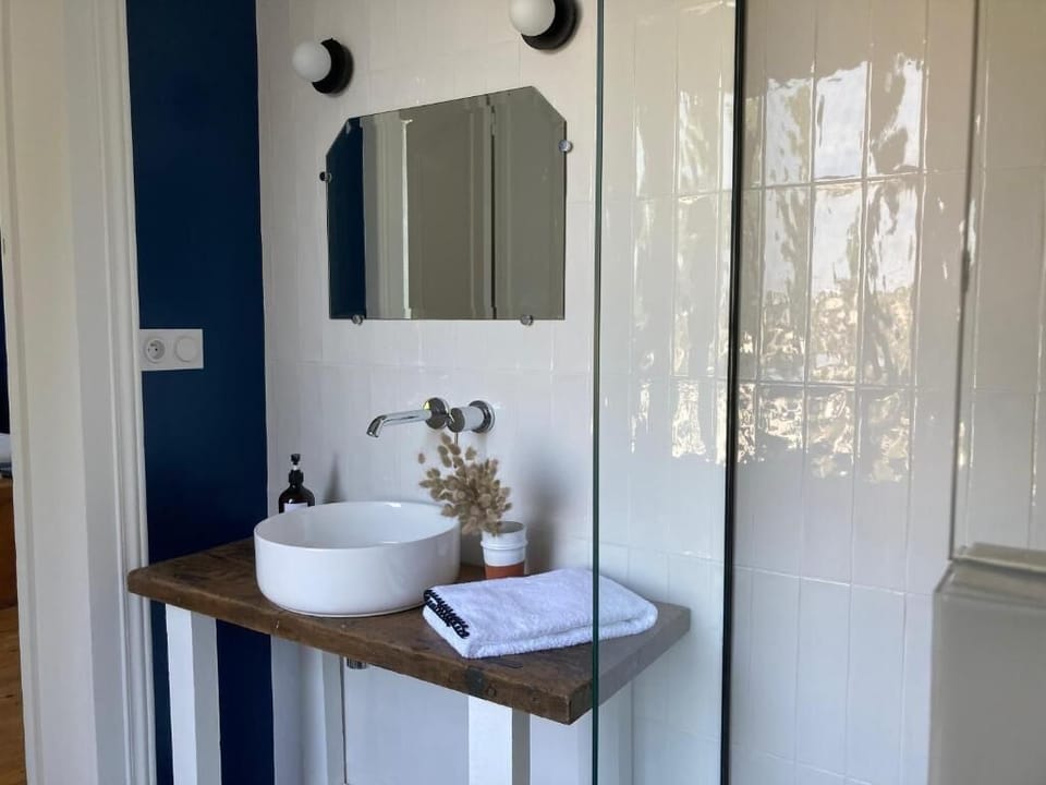 Superior Double Room, Garden View | Bathroom | Shower, rainfall showerhead, hair dryer, towels