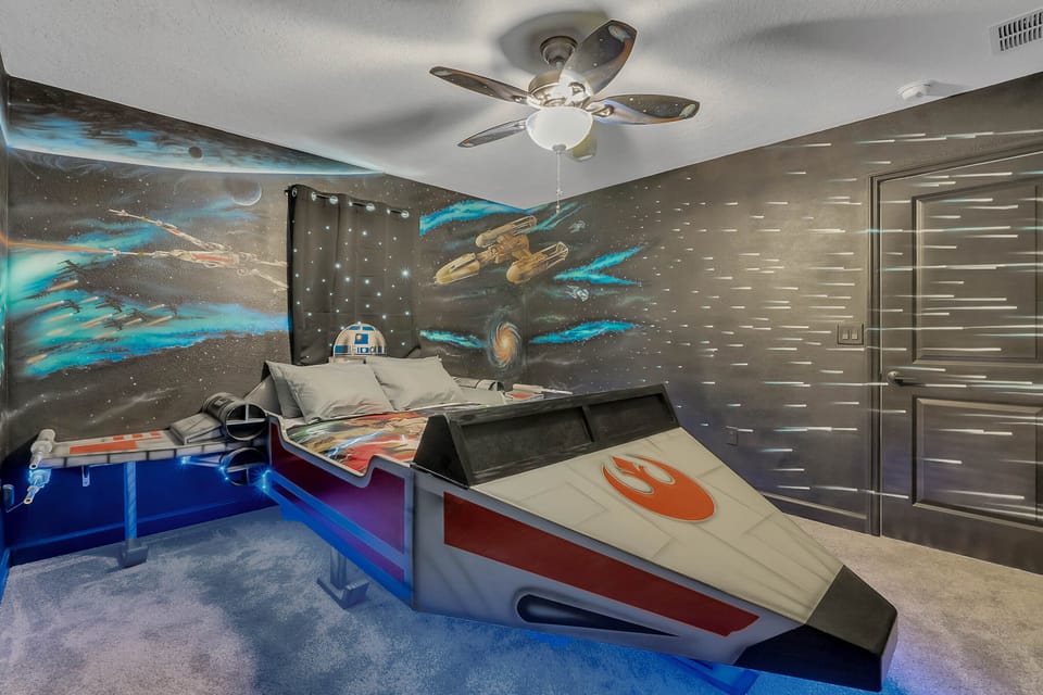 Bedroom 8 - Spaceship Queen bed