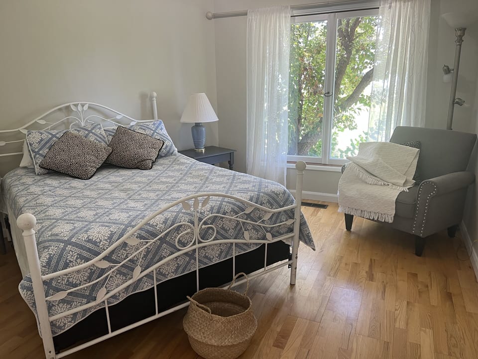 Middle bedroom 