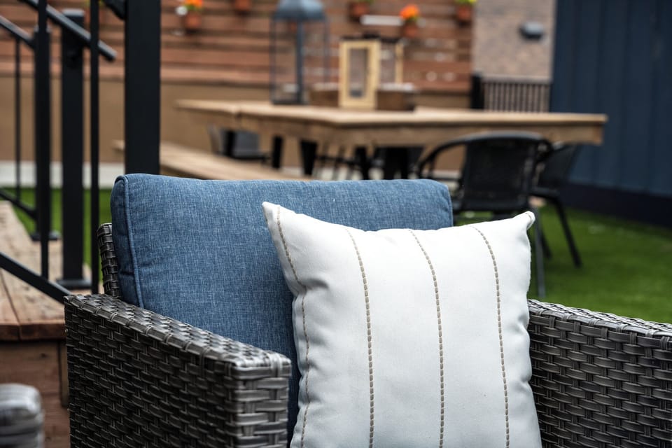 “The rooftop was amazing!” Guests gather here for group dinners, stargazing, or a quiet escape above downtown Prescott. With cozy seating, a plant wall, and twinkle lights, it’s the perfect way to elevate your stay—literally.