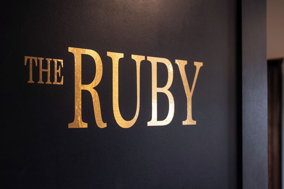 Guests call the Ruby “adorable,” “exactly like the photos,” and “perfect for a weekend getaway.” Favorite local spots include Two Rivers for dinner and Lucille’s for drinks—both just a short walk away from your private deck.