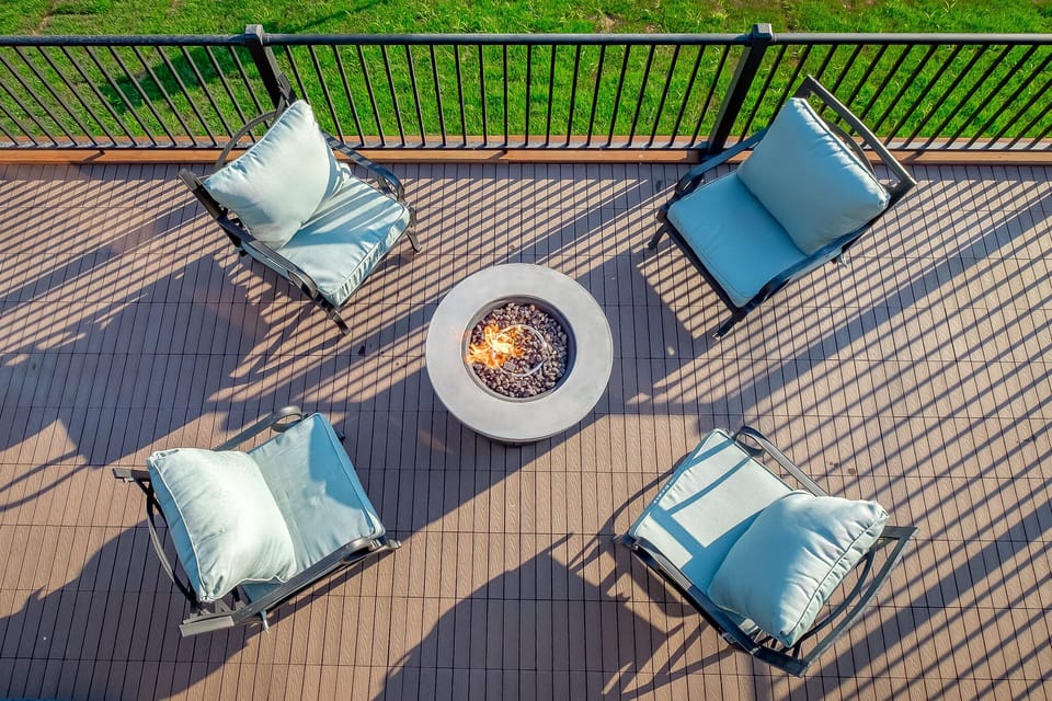 Unwind on the Sapphire’s private deck—your front-row seat to Prescott’s charm. Enjoy a fire-lit evening under the stars or take in the buzz of downtown from your elevated, street-facing patio with comfy seating and warm ambiance.
