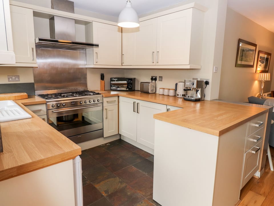 Fridge, dishwasher, cookware/dishes/utensils