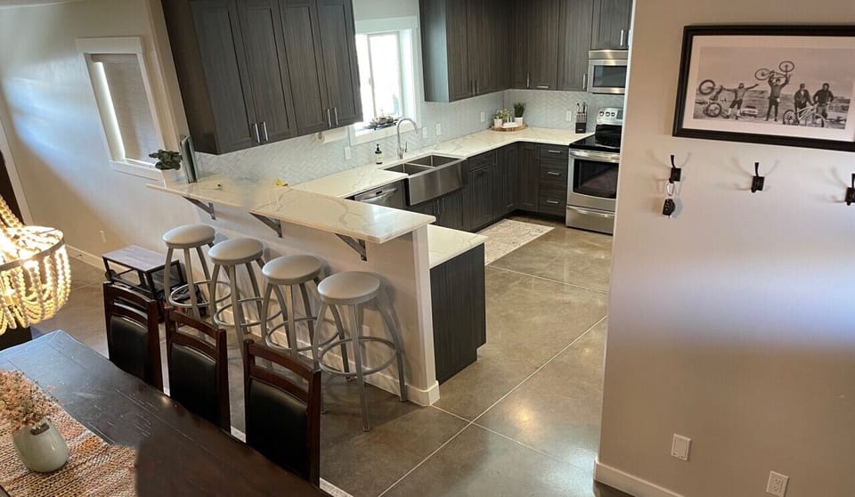 Kitchen & breakfast bar view