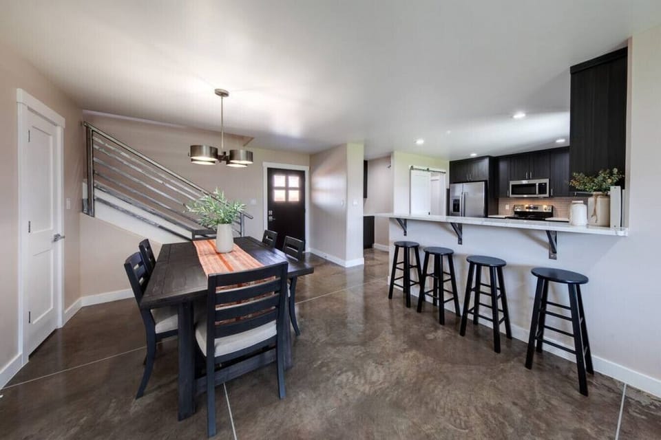 Dining area and breakfast bar