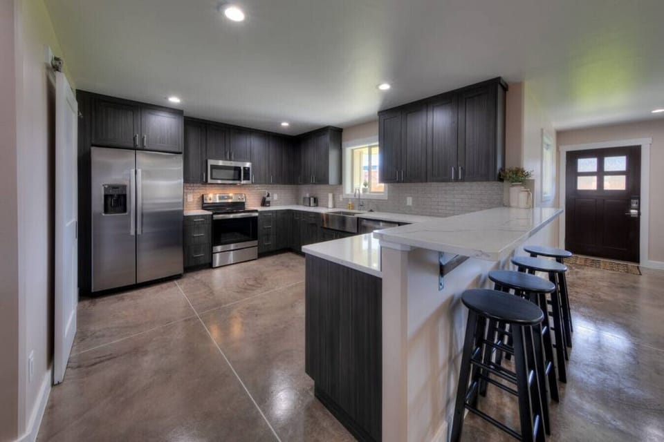 Kitchen and breakfast bar
