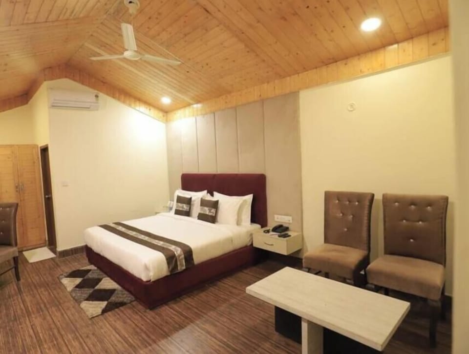 Village Room | In-room safe, desk, laptop workspace, blackout drapes