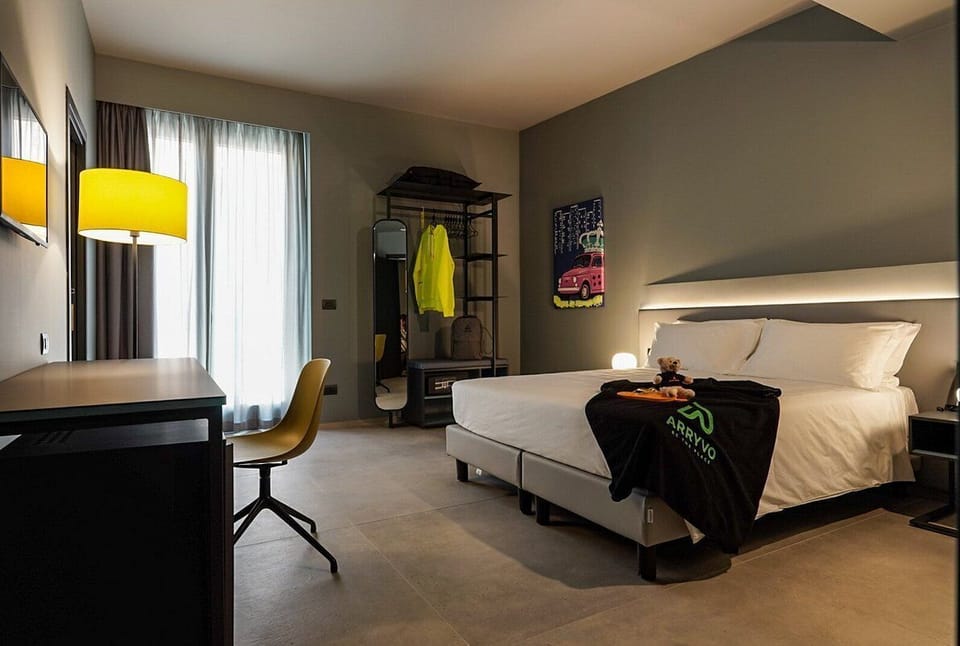 Hypo-allergenic bedding, in-room safe, desk, laptop workspace