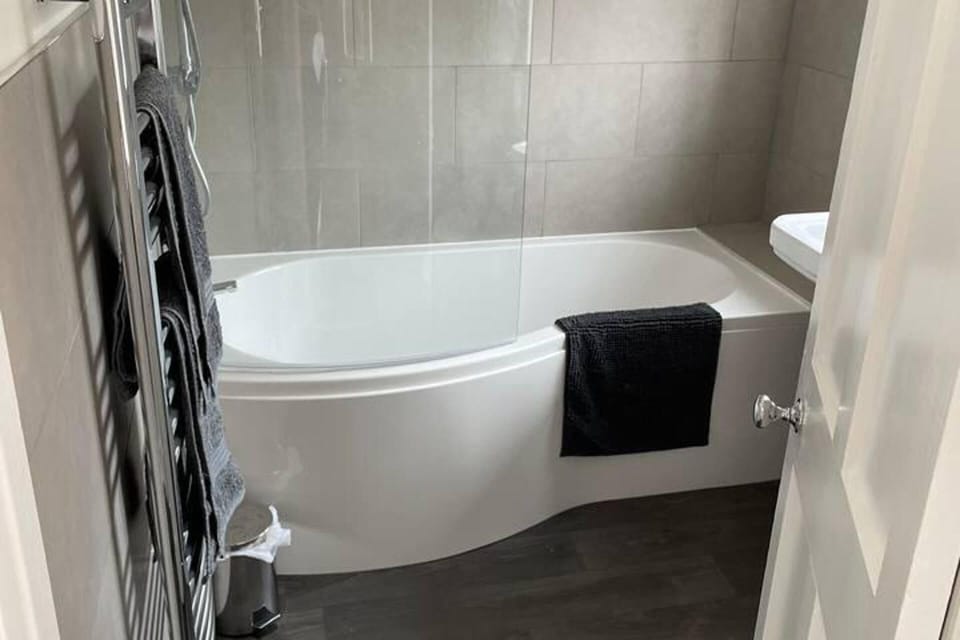 Combined shower/tub, deep soaking tub, towels, soap