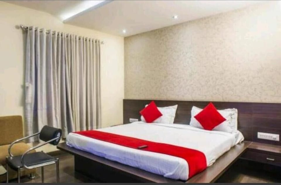 Desk, laptop workspace, iron/ironing board, free WiFi