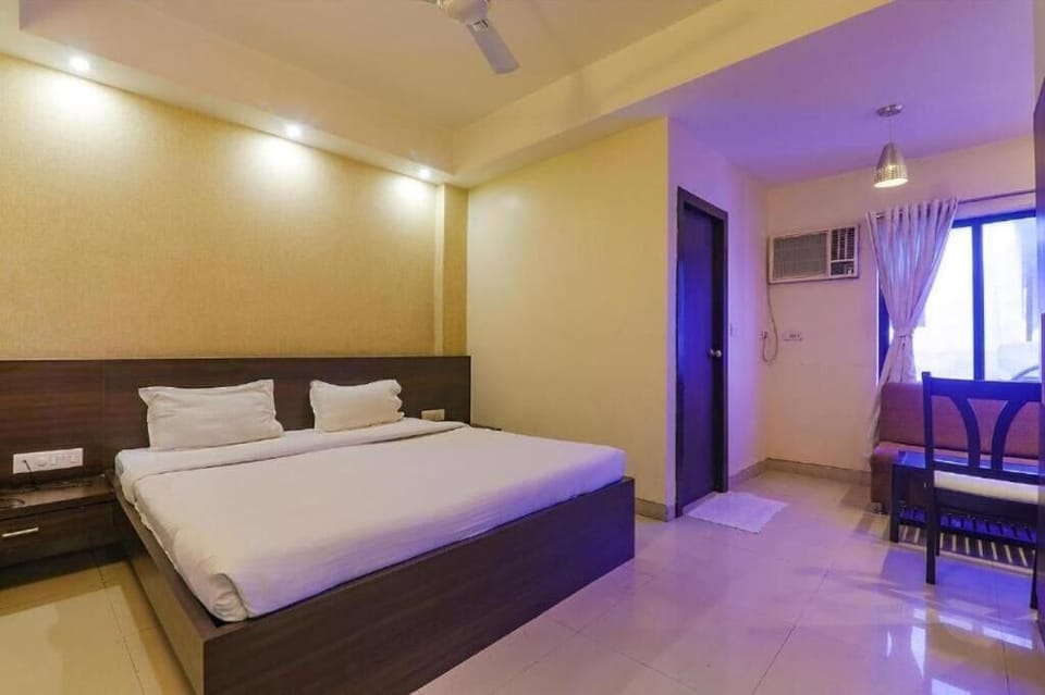 Deluxe Room | Desk, laptop workspace, iron/ironing board, free WiFi