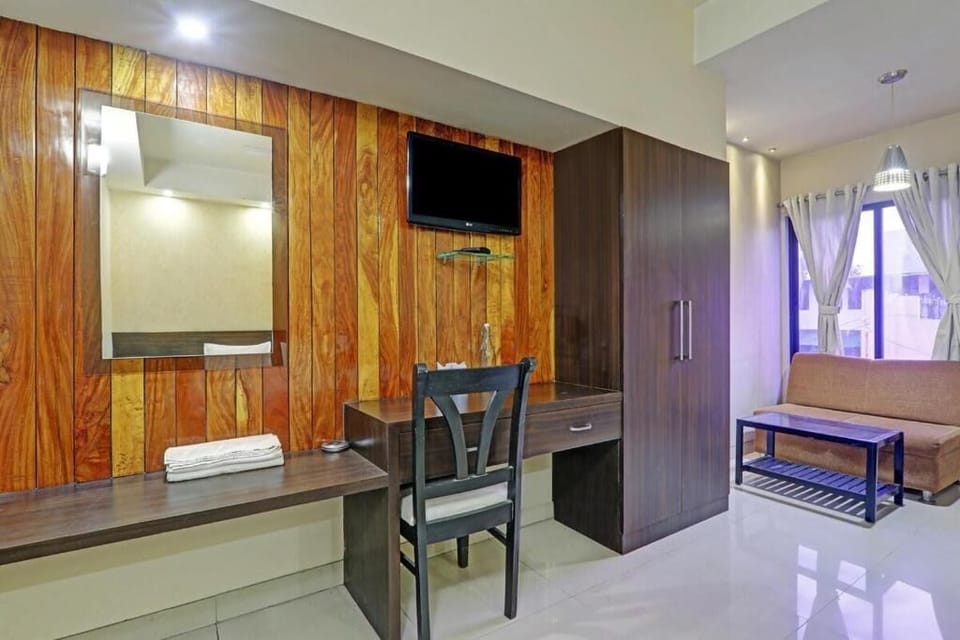 Desk, laptop workspace, iron/ironing board, free WiFi