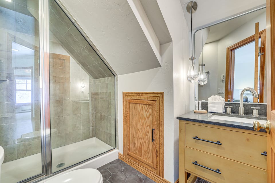 Full Bathroom | 2nd Floor | Towels Provided