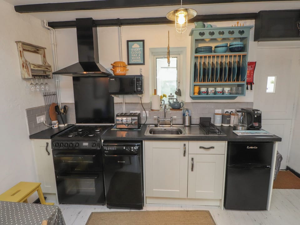 Cottage | Private kitchen | Fridge, dishwasher, electric kettle, toaster