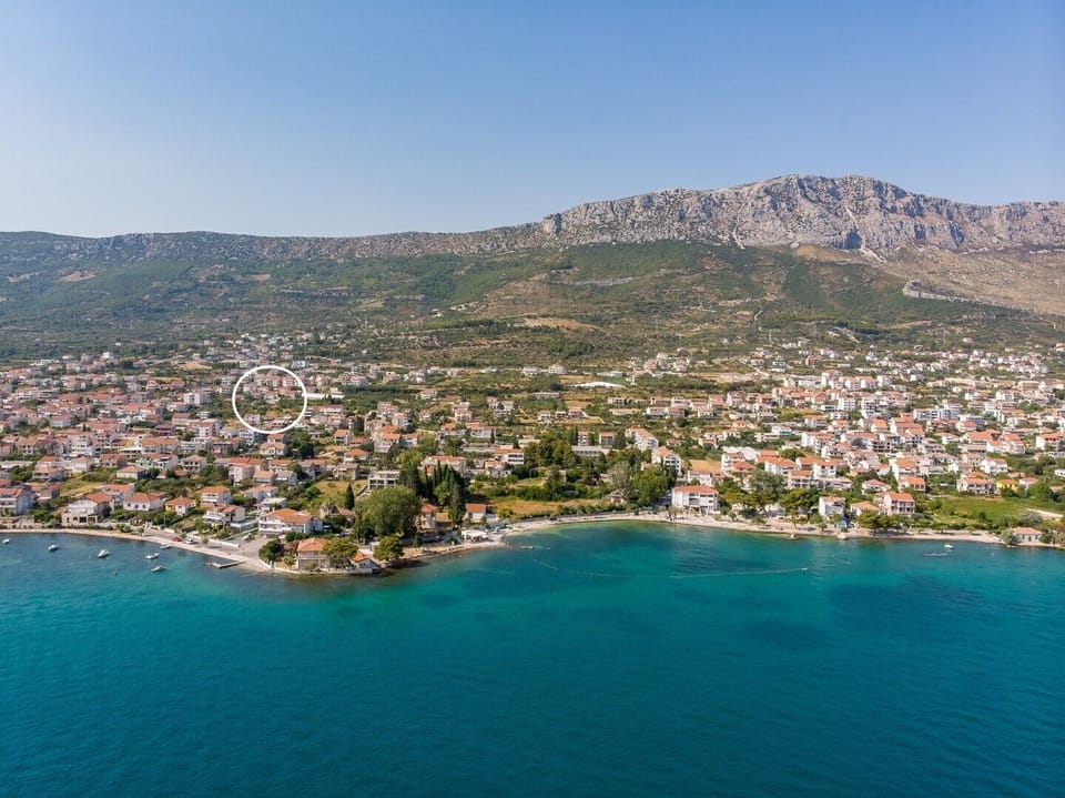 It is located in Kaštel Kambelovac, in a peaceful environment, perfectly positioned 
