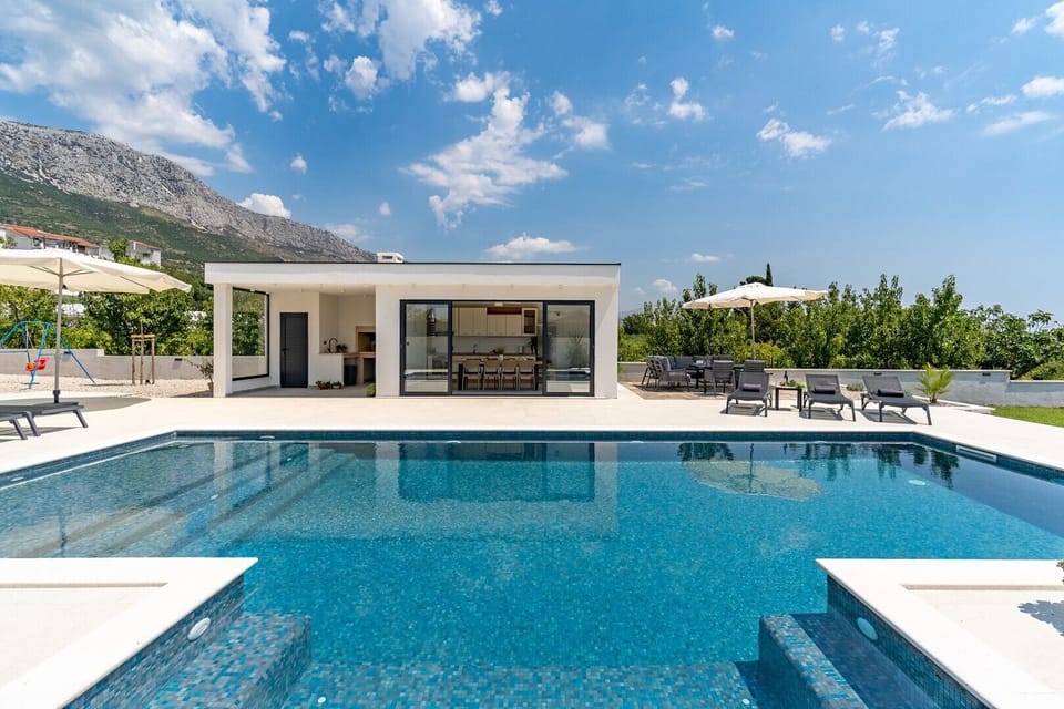 Villa Marisa is fully air conditioned, with free WiFi, organized on 2 floors.