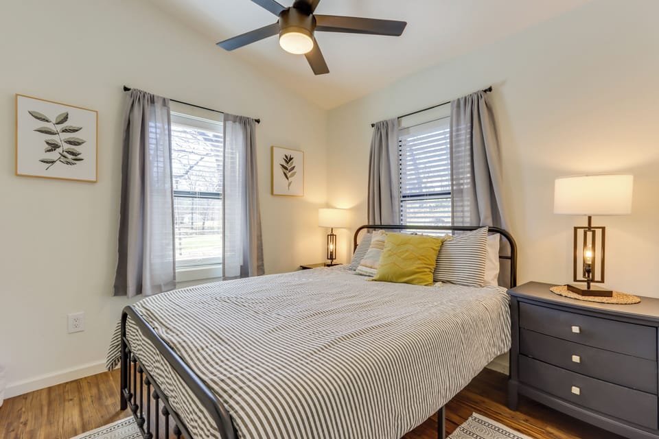 Bedroom | Queen Bed | Smart TV