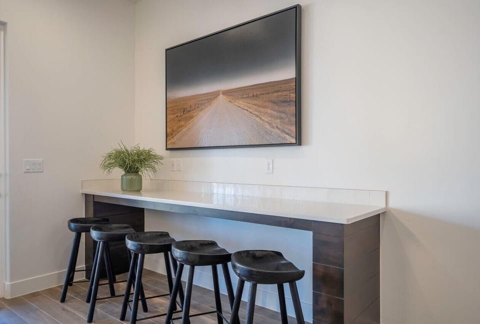 5-seat bistro bar next to the dining table