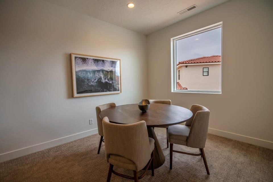 Table seating in upstairs family room nook