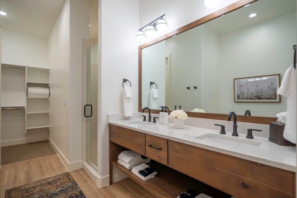 Primary en suite bathroom with a walk-in shower and garden tub