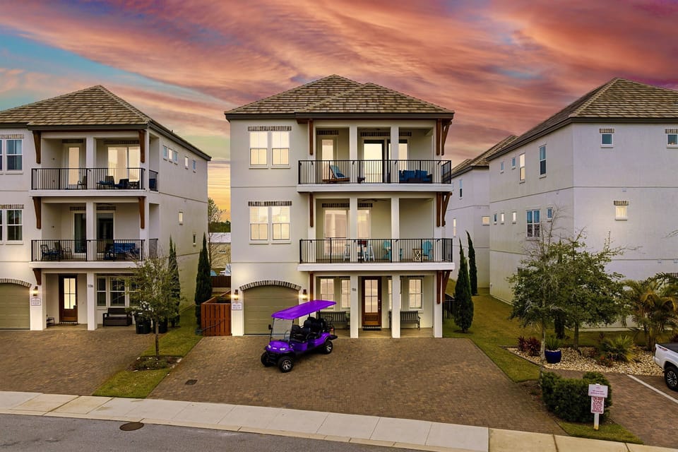 Hidden Treasure - 6-seat Golf Cart FREE during your stay! 2 minutes to the beach. Sleeps 22, 8 bedrooms, 7 bath, and 15 beds. Game room and bunk rooms. Heated pool steps from the house!