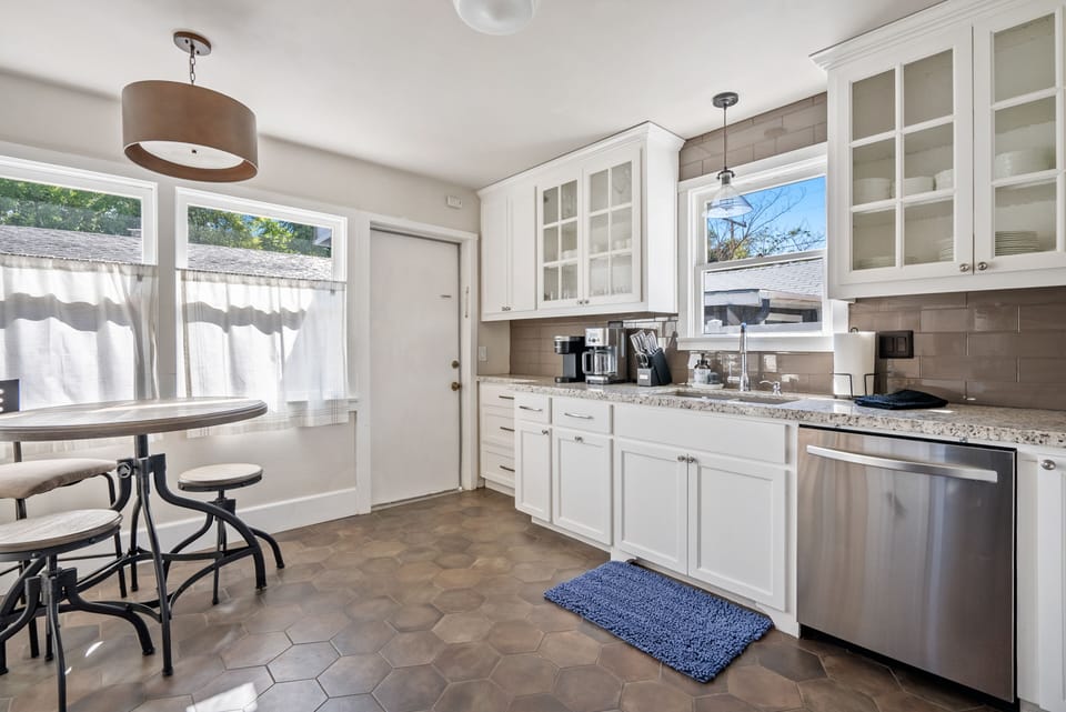 Fullsize Stainless Steel Appliances, access to the rear yard