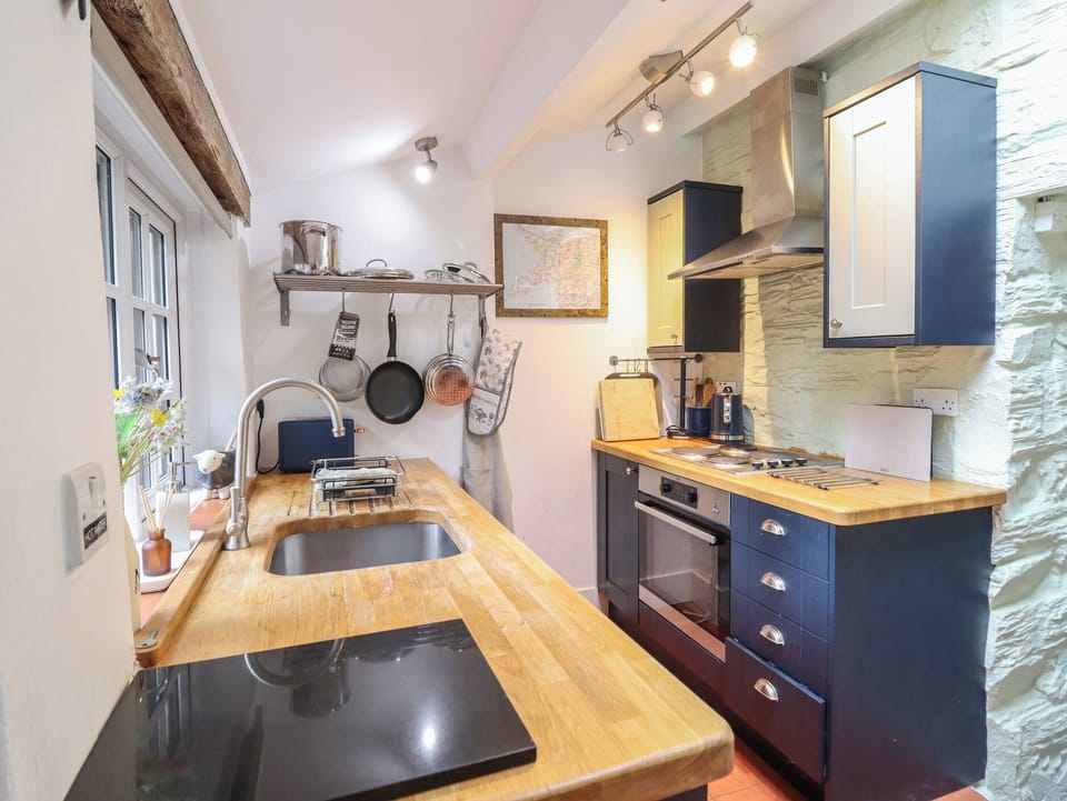 Cottage | Private kitchen | Fridge, dishwasher, electric kettle, toaster