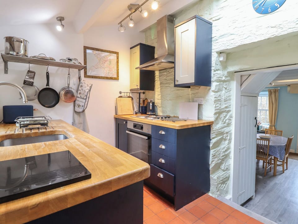 Cottage | Private kitchen | Fridge, dishwasher, electric kettle, toaster