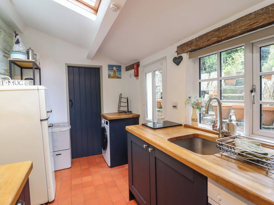 Cottage | Private kitchen | Fridge, dishwasher, electric kettle, toaster