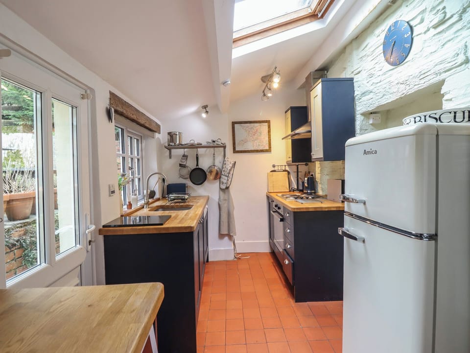 Cottage | Private kitchen | Fridge, dishwasher, electric kettle, toaster