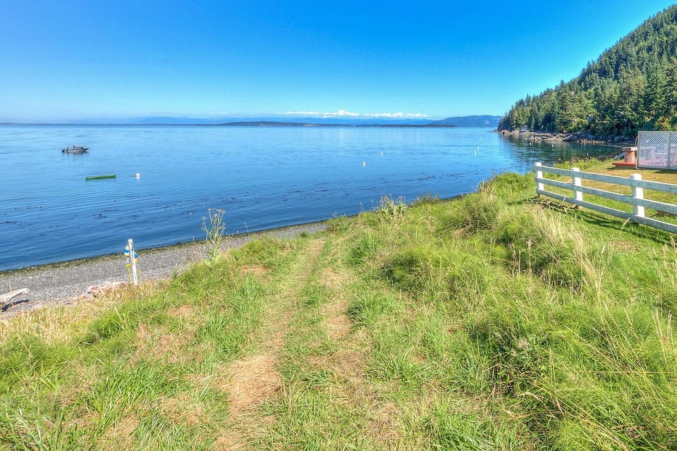 Swim, kayak, tidepool and stroll on the public beach, just a 4 minute walk.