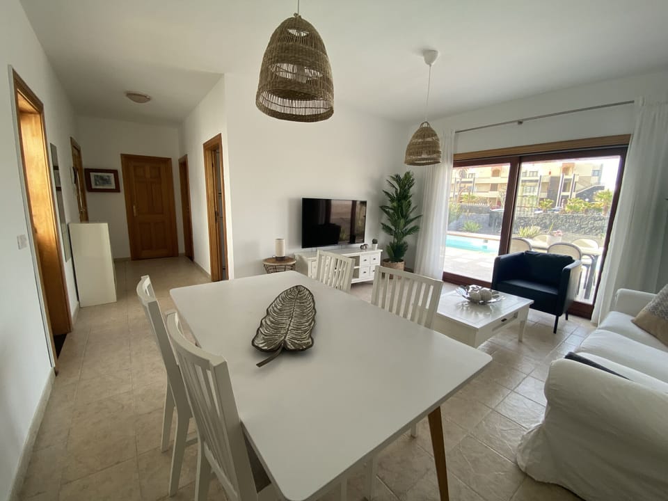 Space for everyone: spacious and bright indoor dining room to enjoy long after-dinner conversations.