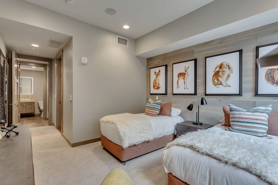 Bedroom, Room, Indoors, Flooring, Floor