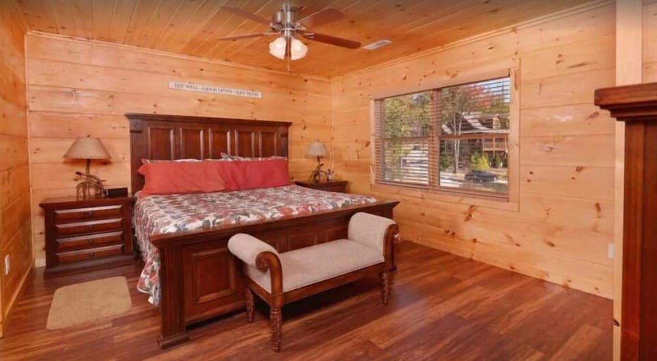 Downstairs w/king size bedroom w/full bath. Two person tub and separate shower.