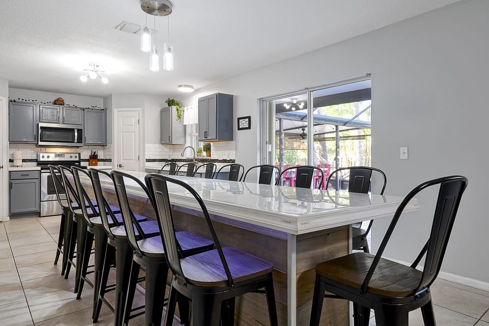 Newly renovated full kitchen with Cooking essentials, Drip Coffee & Keurig machines, Dishes